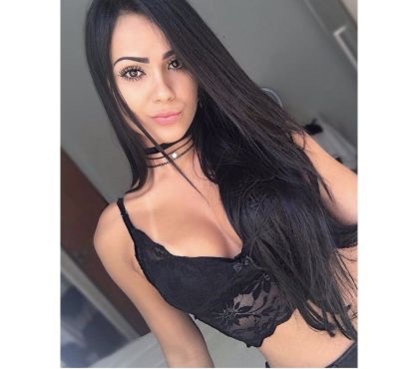Magnifique jeune femme d’attend en petit tenu